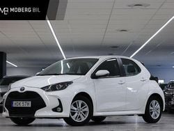 Vit Begagnad 2023 Toyota Yaris Hybrid Active Halvkombi | 229 900 kr (Marknadspris)