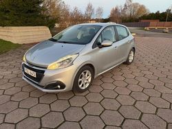 Ljusgrå Begagnad 2017 Peugeot 208 Halvkombi | 89 800 kr (Marknadspris)