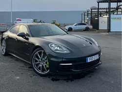 Grå Begagnad 2018 Porsche Panamera 4 Sedan | 589 900 kr (Marknadspris)