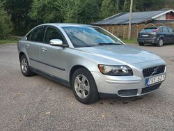 Ljusgrå Begagnad 2007 Volvo S40 Kinetic Sedan | 54 900 kr (Marknadspris)