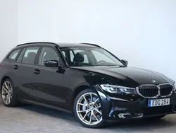 Svart Begagnad 2021 BMW 330e iPerformance Kombi | 289 900 kr (Marknadspris)