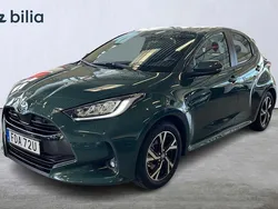 Grön Begagnad 2025 Toyota Yaris Hybrid Active Halvkombi | 289 900 kr (Dyr)