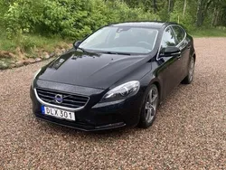 Svart Begagnad 2015 Volvo V40 Momentum Kombi | 108 000 kr (Marknadspris)