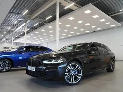 Svart Begagnad 2022 BMW 530e M Sport Kombi | 329 800 kr (Marknadspris)