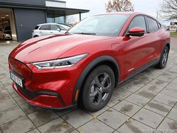 Röd samma som bilen Begagnad 2021 Ford Mustang Mach-E SUV | 349 900 kr (Marknadspris)