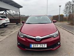 Röd Begagnad 2018 Toyota Auris Hybrid Active Halvkombi | 135 000 kr (Bra pris)