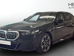Svart (black) Begagnad 2025 BMW 520 M Sport Kombi | 558 700 kr (Marknadspris)