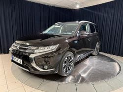 Svart metallic Begagnad 2016 Mitsubishi Outlander P-HEV SUV | 189 000 kr (Lite dyr)