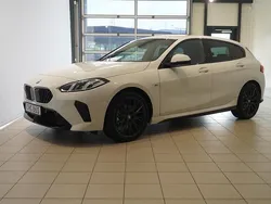 Vit Ny 2025 BMW 120 M Sport Halvkombi | 461 800 kr (Lite dyr)