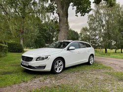 Vit Begagnad 2016 Volvo V60 Momentum Kombi | 139 000 kr (Marknadspris)
