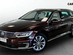 Mörkröd (red) Begagnad 2018 VW Passat GTE Kombi | 164 900 kr (Bra pris)