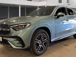 Grön (verdesilver metallic) Begagnad 2024 Mercedes GLC300e AMG Sportkupé | 779 000 kr (Marknadspris)