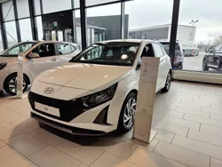 Vit Ny 2024 Hyundai i20 Essential Halvkombi | 221 900 kr (Marknadspris)