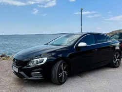 Svart Begagnad 2018 Volvo S60 R-Design Sedan | 199 000 kr (Marknadspris)