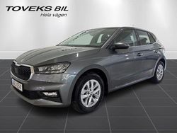 Grå (graphite grey metallic) Ny 2024 Skoda Fabia Selection Halvkombi | 249 000 kr (Marknadspris)