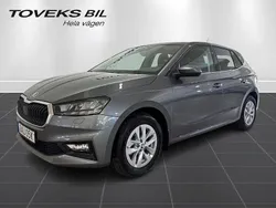 Grå (graphite grey metallic) Ny 2024 Skoda Fabia Selection Halvkombi | 249 000 kr (Marknadspris)