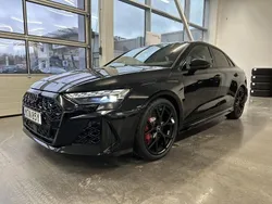 Svart (mytsvart metallic) Ny 2025 Audi RS3 Halvkombi | 745 000 kr (Superpris)