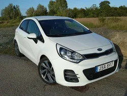 Vit Begagnad 2016 Kia Rio Halvkombi | 89 900 kr (Marknadspris)