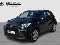 Svart Begagnad 2022 Toyota Aygo Play Halvkombi | 159 000 kr (Marknadspris)