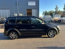 Svart Begagnad 2009 VW Touran Cross Minibuss | 59 000 kr