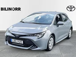 Grå Begagnad 2022 Toyota Corolla Hybrid Life Halvkombi | 229 900 kr (Marknadspris)
