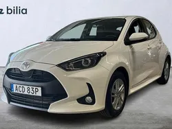 Vit Begagnad 2024 Toyota Yaris Hybrid Active Halvkombi | 244 900 kr (Marknadspris)