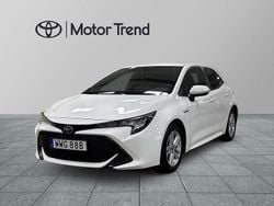 Vit Begagnad 2019 Toyota Corolla Hybrid Active Halvkombi | 204 900 kr (Marknadspris)