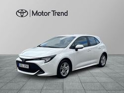Vit Begagnad 2022 Toyota Corolla Hybrid Active Halvkombi | 229 000 kr (Marknadspris)