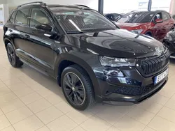 Svart (black magic pärleffekt me) Begagnad 2022 Skoda Karoq SportLine SUV | 289 900 kr (Marknadspris)