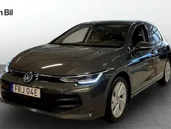 Mörkgrå (dolphin grey metallic) Begagnad 2024 VW Golf VIII Kombi | 299 900 kr (Marknadspris)