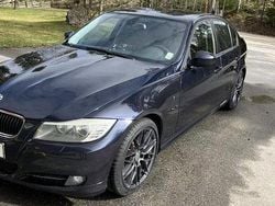 Blå Begagnad 2009 BMW 320 Comfort Edition Sedan | 65 000 kr (Marknadspris)