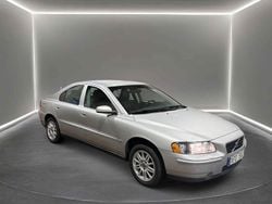 Ljusgrå Begagnad 2005 Volvo S60 Kinetic Sedan | 39 900 kr (Marknadspris)