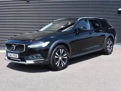 Svart Begagnad 2022 Volvo V90 CC Momentum Kombi | 399 900 kr (Marknadspris)