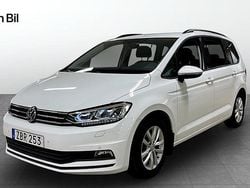 Vit (pure white) Begagnad 2017 VW Touran Minibuss | 239 800 kr (Marknadspris)