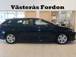 Mörkblå (blå) Begagnad 2022 Toyota Corolla Active Kombi | 219 900 kr (Marknadspris)