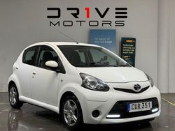 Vit Begagnad 2014 Toyota Aygo Halvkombi | 69 900 kr (Marknadspris)