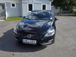 Svart Begagnad 2016 Volvo V60 Kombi | 150 000 kr (Marknadspris)