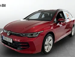Mörkröd (röd) Ny 2024 VW Golf VIII Life Kombi | 299 900 kr (Marknadspris)