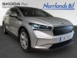 Silver (brilliant silver metallic) Begagnad 2023 Skoda Enyaq iV SUV | 449 900 kr (Marknadspris)