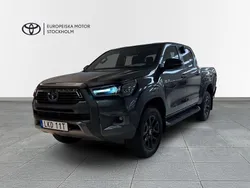 Mörkgrå (grå) Ny 2024 Toyota HiLux Comfort Pickup | 649 900 kr (Marknadspris)