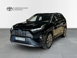 Svart (svartmetallic) Begagnad 2022 Toyota RAV4 Hybrid Executive SUV | 409 900 kr (Marknadspris)