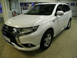 Vit Begagnad 2016 Mitsubishi Outlander P-HEV Kombi | 249 900 kr
