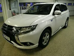 Vit Begagnad 2016 Mitsubishi Outlander P-HEV Kombi | 249 900 kr