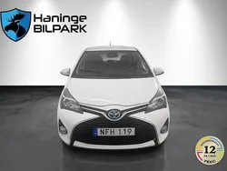 Vit Begagnad 2016 Toyota Yaris Hybrid Active Halvkombi | 119 900 kr (Marknadspris)