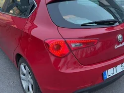 Röd Begagnad 2011 Alfa Romeo Giulietta Distinctive Halvkombi | 95 000 kr