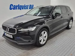 Svart Begagnad 2022 Volvo V60 CC Kombi | 339 000 kr (Marknadspris)
