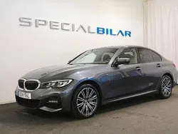 Grå (mineralgrå metallic) Begagnad 2020 BMW 330e M Sport Sedan | 359 000 kr (Marknadspris)