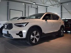 Ljusbrun (brun) Begagnad 2025 Volvo XC40 Plus SUV | 419 900 kr (Dyr)