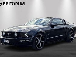Svart Begagnad 2006 Ford Mustang GT Sportkupé | 169 800 kr (Marknadspris)