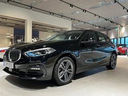 Svart Begagnad 2022 BMW 118 Sport Line Halvkombi | 265 000 kr (Marknadspris)
